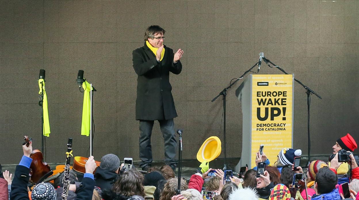 Carles Puigdemont durante la manifestación independentista en Bruselas organizada por ANC y Omnium Cultural