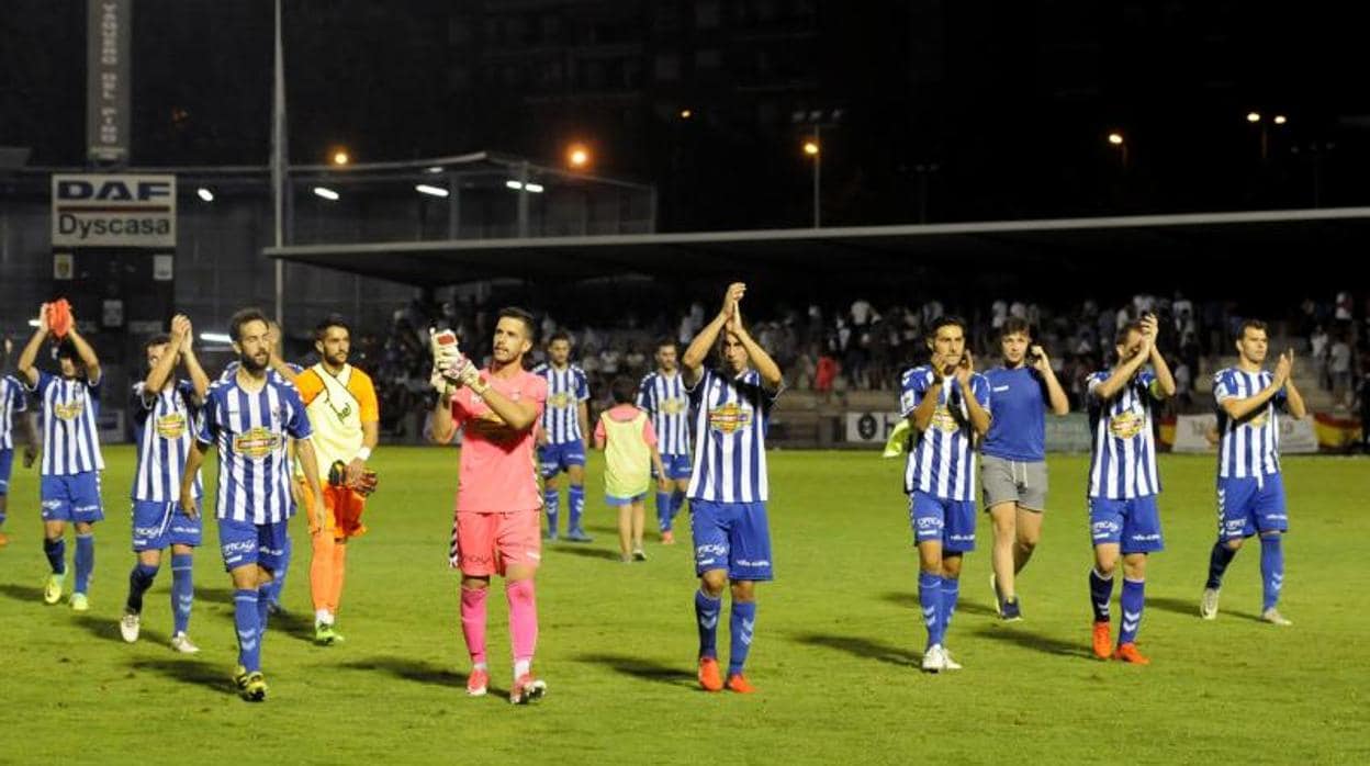 Los juegadores del CF Talavera, el año pasado al término del partido contra el Antequera en la Copa del Rey