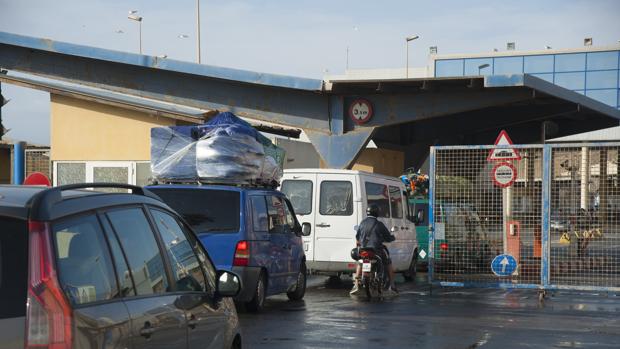 Unas 500 personas protagonizan dos avalanchas en la frontera de Ceuta con Marruecos