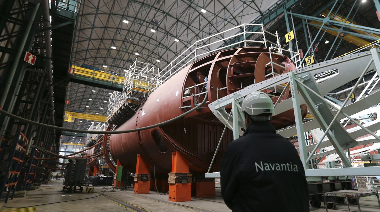 En la imagen, trabajos de construcción del nuevo submarino S-80 en el astillero Navantia