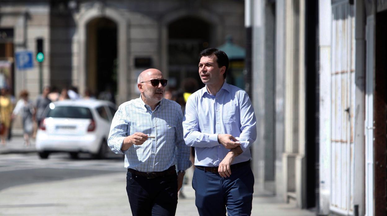 Javier Losada (i), durante su primer encuentro oficial con el líder del PSdeG, Gonzalo Caballero