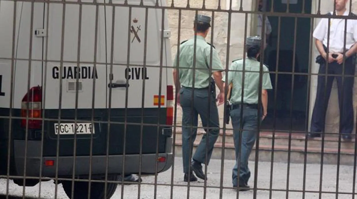 Imagen de archivo de dos agentes de la Guardia Civil en Alicante