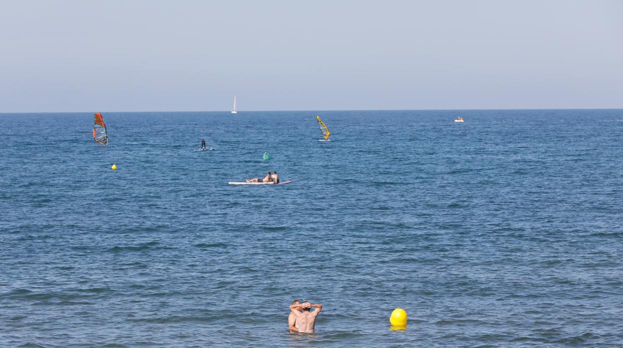 Imagen de unos bañistas tomada en la playa de Las Arenas de Valencia