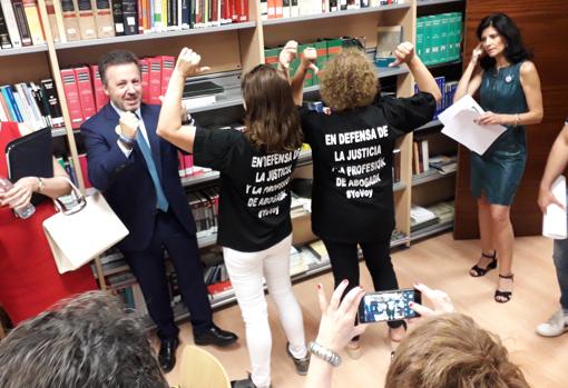 Ángel Cervantes, el decano del Colegio de Abogados de Toledo, junto con dos abogadas con camisetas reivindicativas