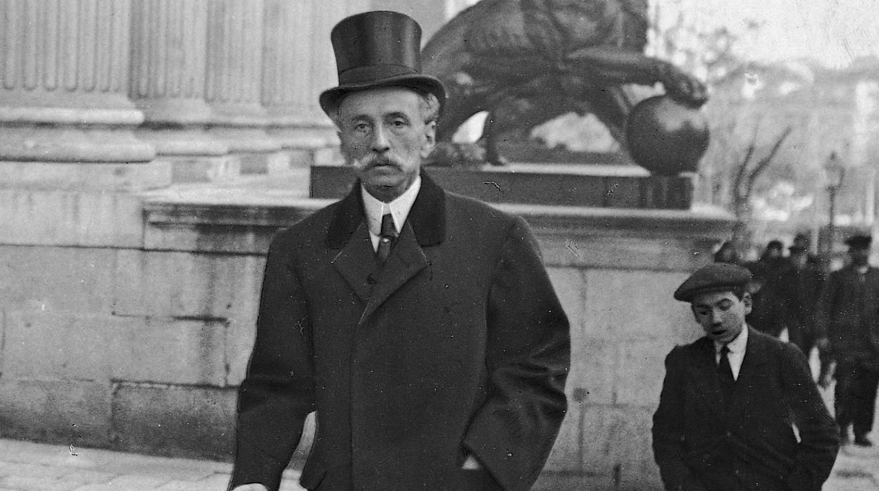 Eduardo Dato, a la entrada del Congreso, en 1911