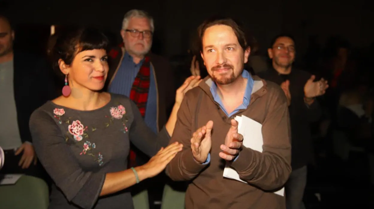 Teresa Rodríguez posa junto a Pablo Iglesias durante un acto de Podemos en Córdoba en una imagen de archivo