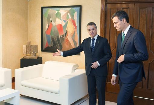 Imagen de la reunión entre Íñigo Urkullu y Pedro Sánchez