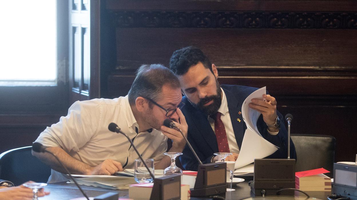 El presidente de la cámara catalana, Roger Torrent (d) y vicepresidente primero, Josep Costa (i) durante la reunión de Mesa del Parlament