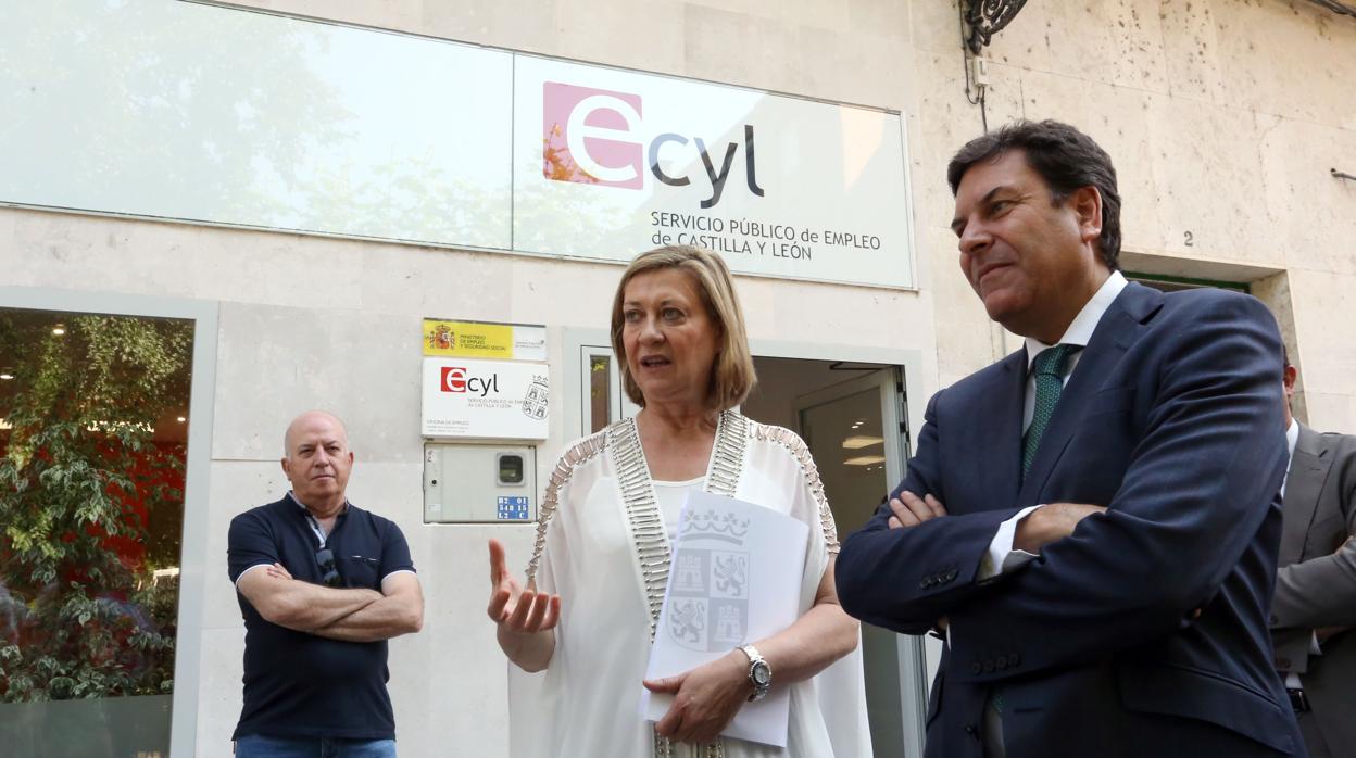 Los consejeros de Economía y Hacienda y Empleo, Pilar del Olmo y Carlos Fernández Carriedo, durante la visita a a Oficina del Servicio Público de Empleo de Peñafiel (Valladolid)