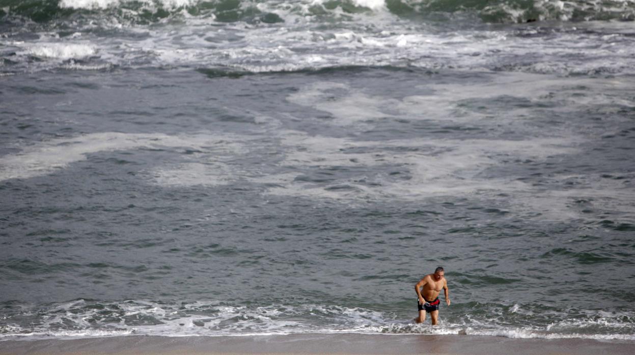 Bañista en una playa de La Coruña