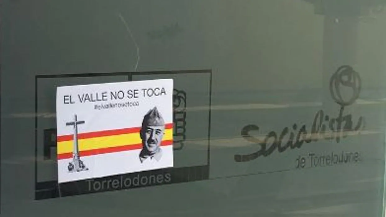 Pegatina con la imagen de apoyo a Franco en la sede socialista de Torrelodones