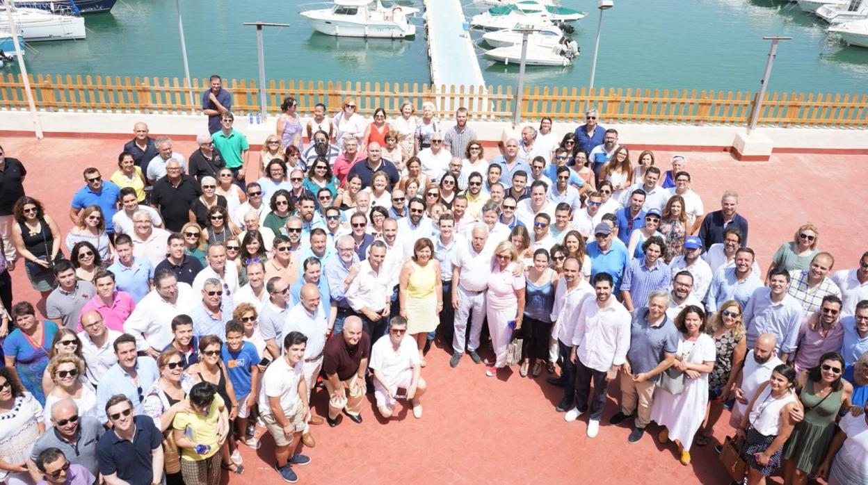 Imagen del encuentro en Gandía, con Isabel Bonig y Pablo Casado en el centro