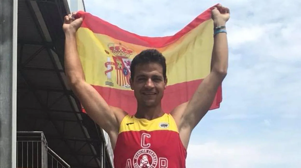 Christian, con la bandera de España después de lograr el bronce