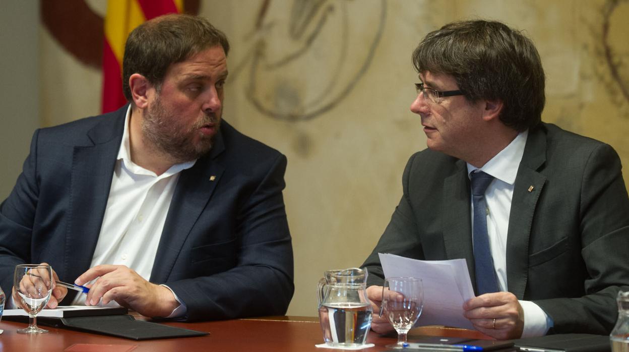 El exvicepresidente Junqueras y el expresidente Puigdemont en la Generalitat