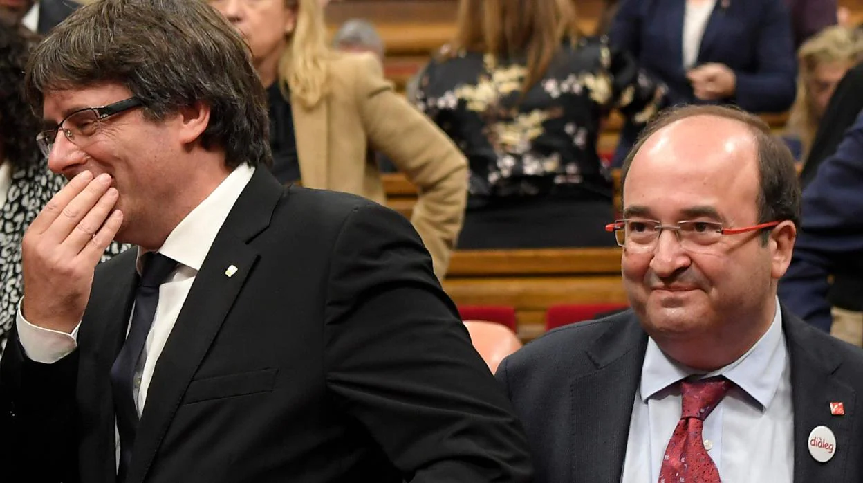 El expresidente Carles Puigdemont y el líder del PSC, Miquel Iceta