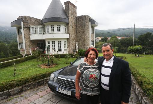 Un matrimonio de Avión con su casa al fondo