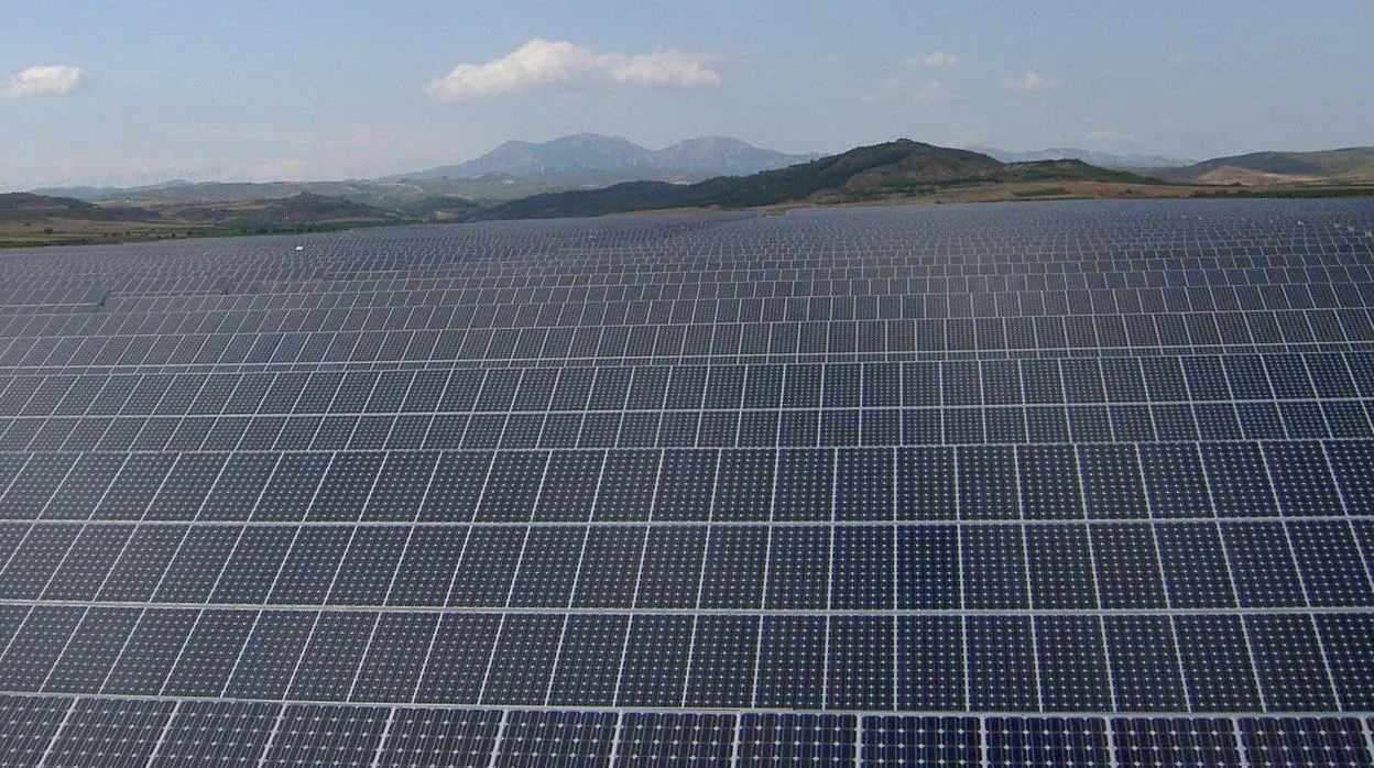 Imagen de archivo de una gran planta fotovoltaica