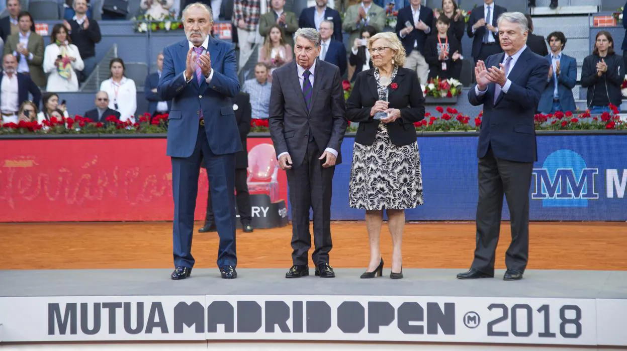 Ion Tiriac (izq.) junto a Manolo Santana y Manuela Carmena en la final del Mutua Madrid Open