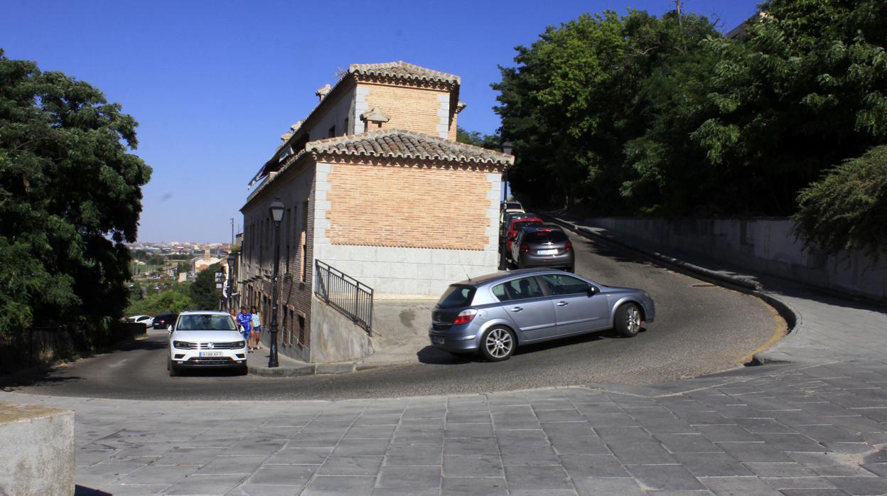 La vía se caracteriza por dos curvas muy pronunciadas y el desnivel