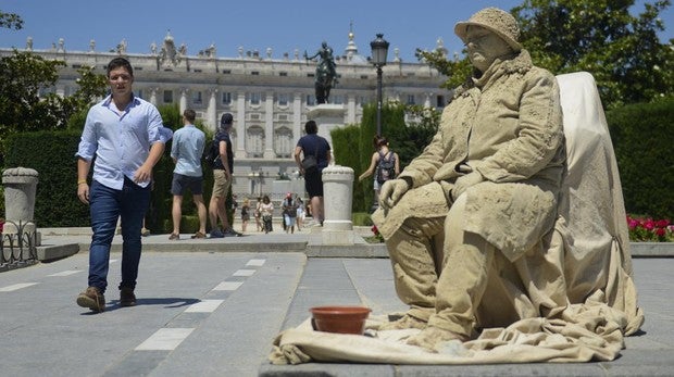 La Guardia Civil desaloja a las estatuas humanas de la plaza de Oriente