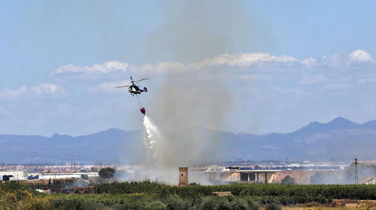 Imagen de un helicóptero Sobrevolando la zona del incendio