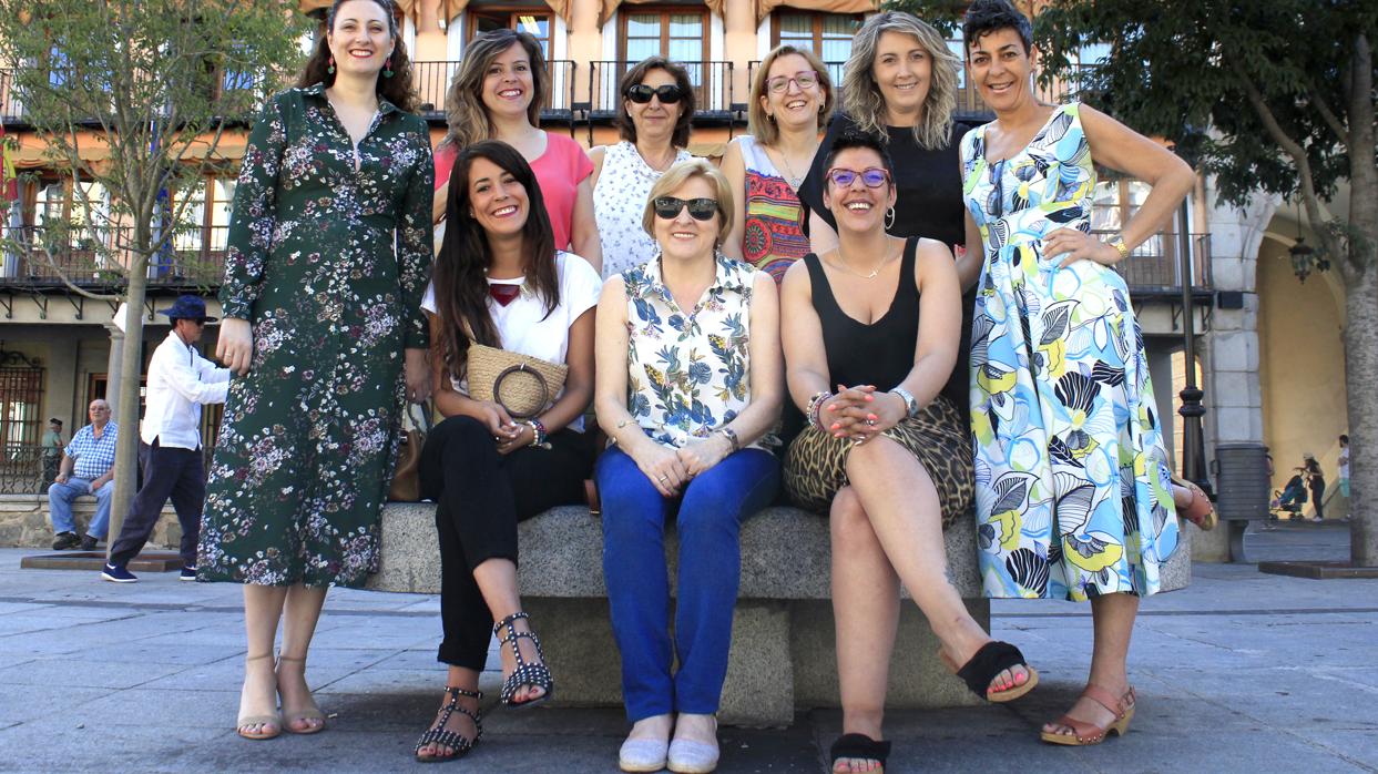 Las nueve mujeres emprendedoras posan para ABC en la plaza de Zocodover