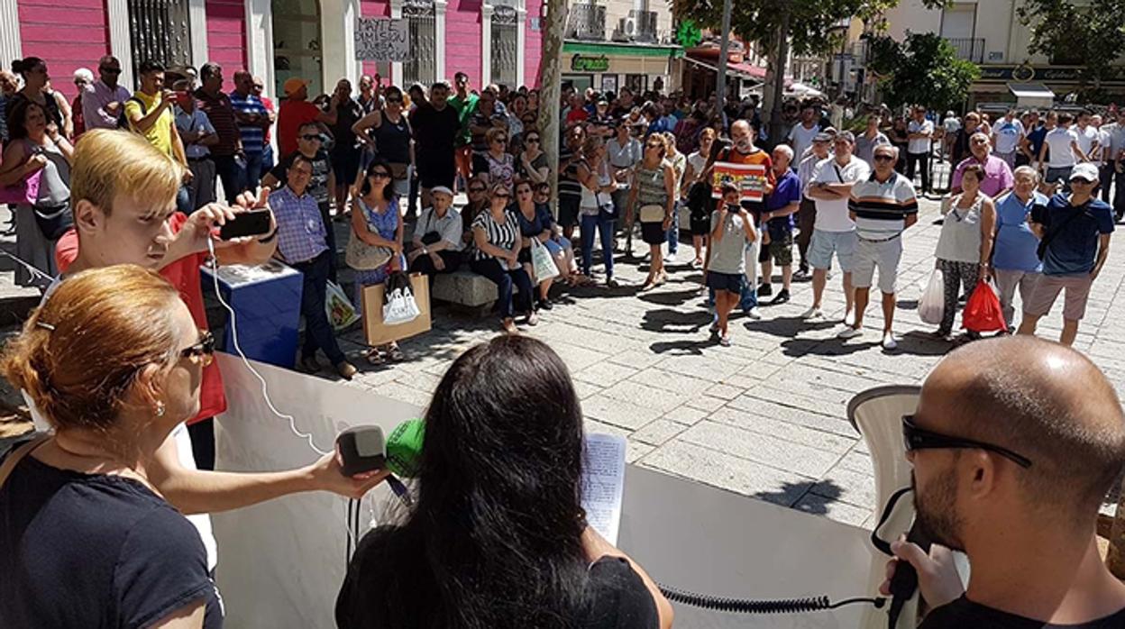 Algunos de los manifestantes que reclamaron la dimisión de Mayte Fernández