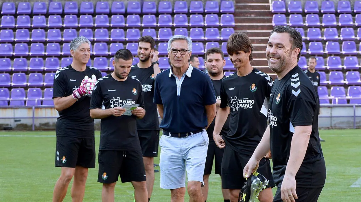 El entrenador del Real Valladolid, Sergio González, entre los jugadores durante el primer entrenamiento