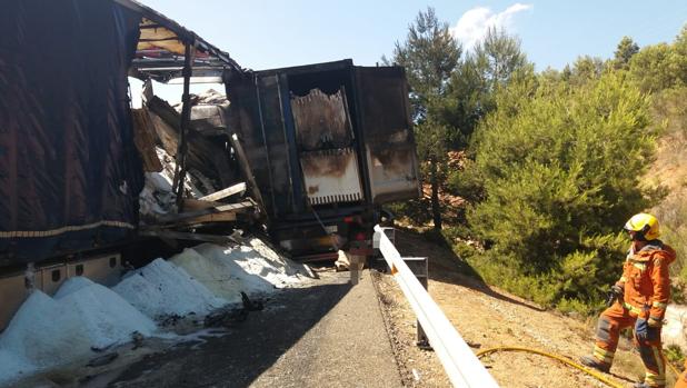 Un accidente entre dos camiones colapsa la A-3 en dirección Madrid