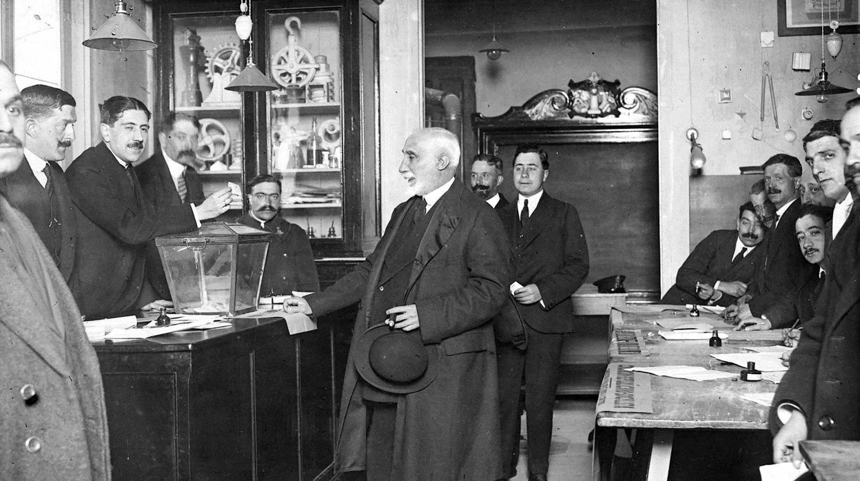 Maura, en el colegio electoral durante los comicios de 1899