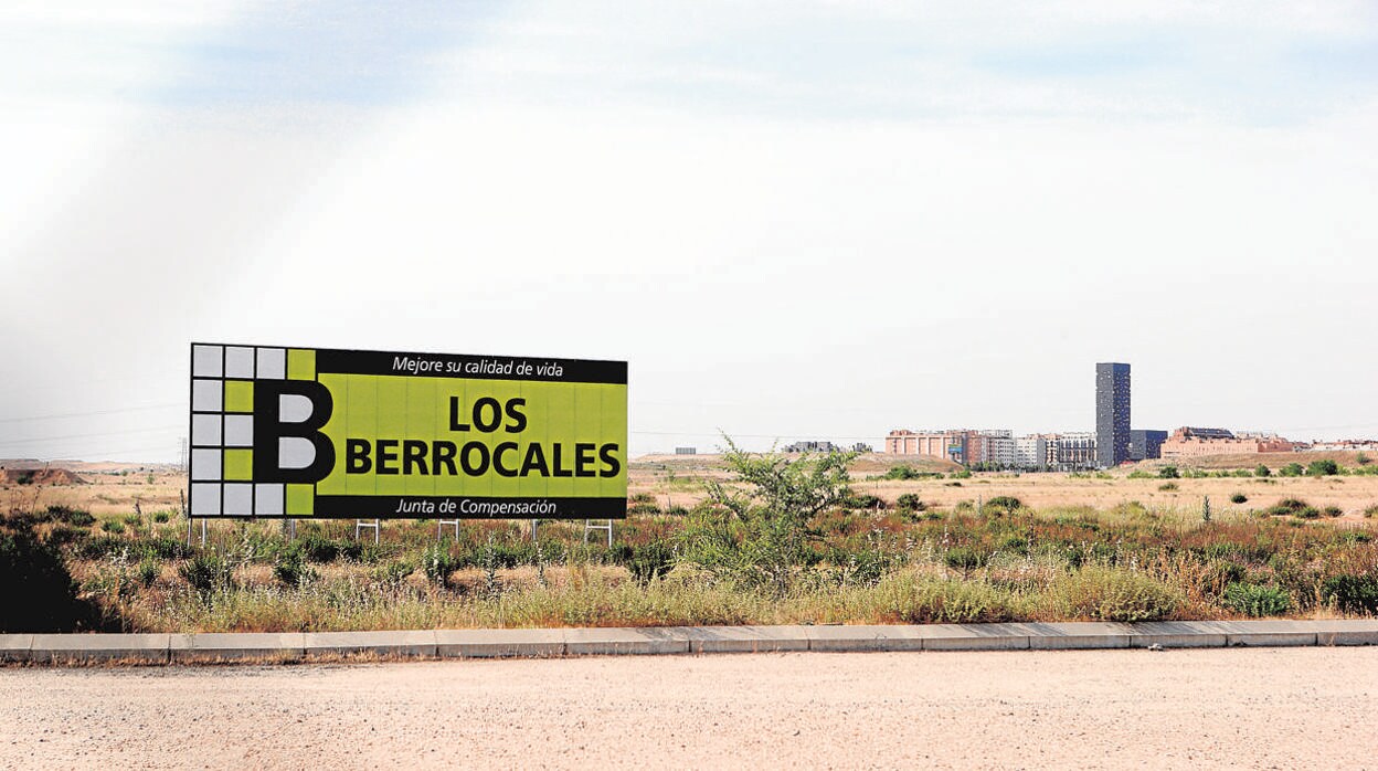 Cartel de la promoción de Los Berrocales en uno de los terrenos de los desarrollos del sureste