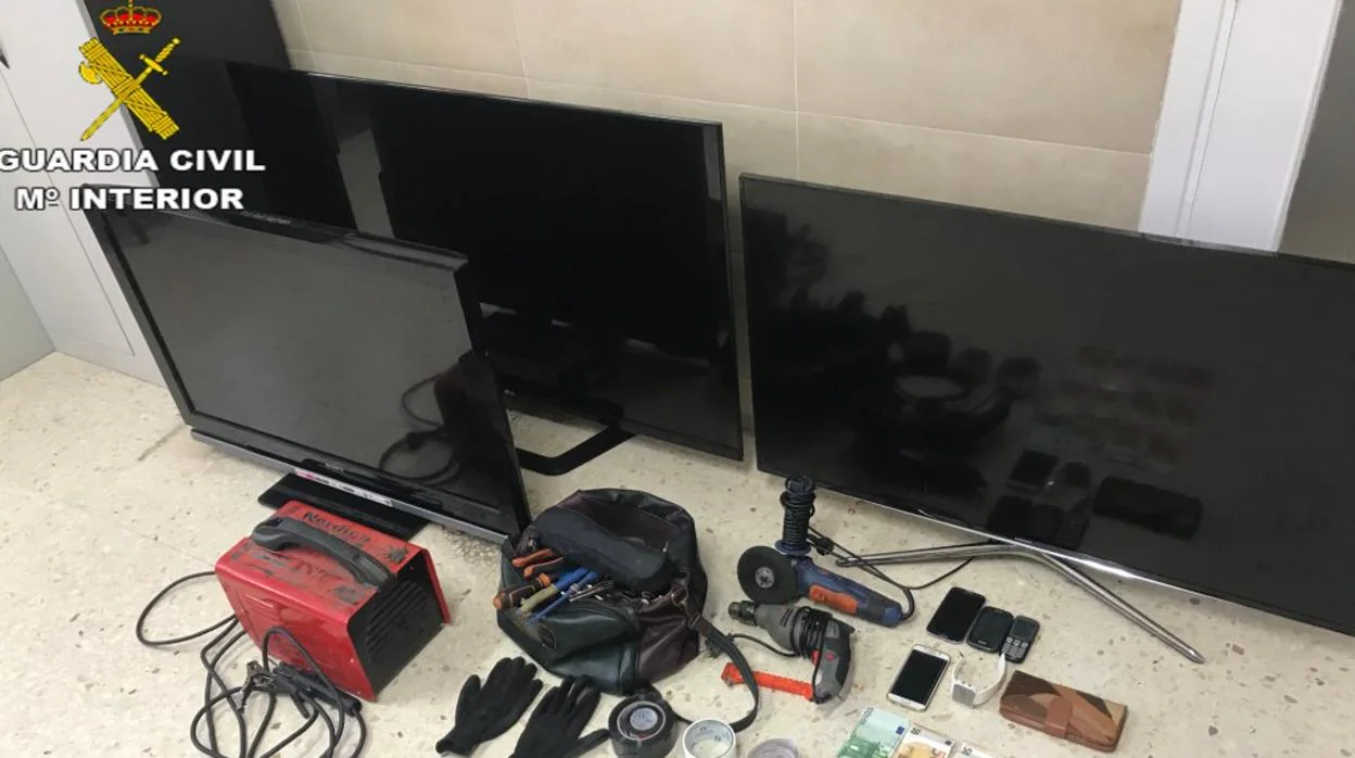 Imagen de los objetos confiscados por la Guardia Civil