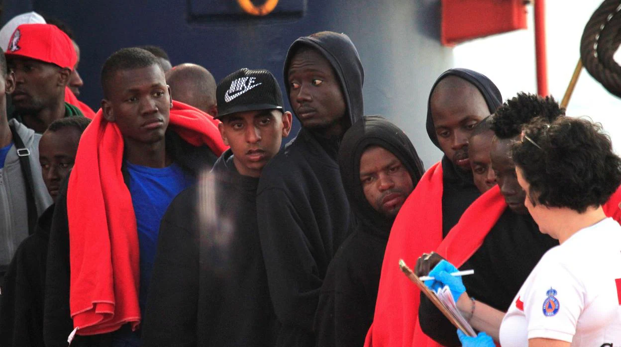 Llegada al puerto de Almería de los 43 inmigrantes rescatados por la embarcación Luz de Mar cuando navegaban en una patera por aguas del estrecho de Gibraltar.