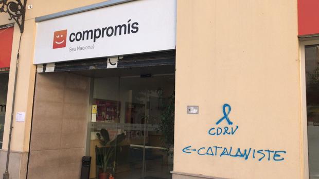 Compromís denuncia el ataque a su sede central con pintadas «catalanofóbicas»