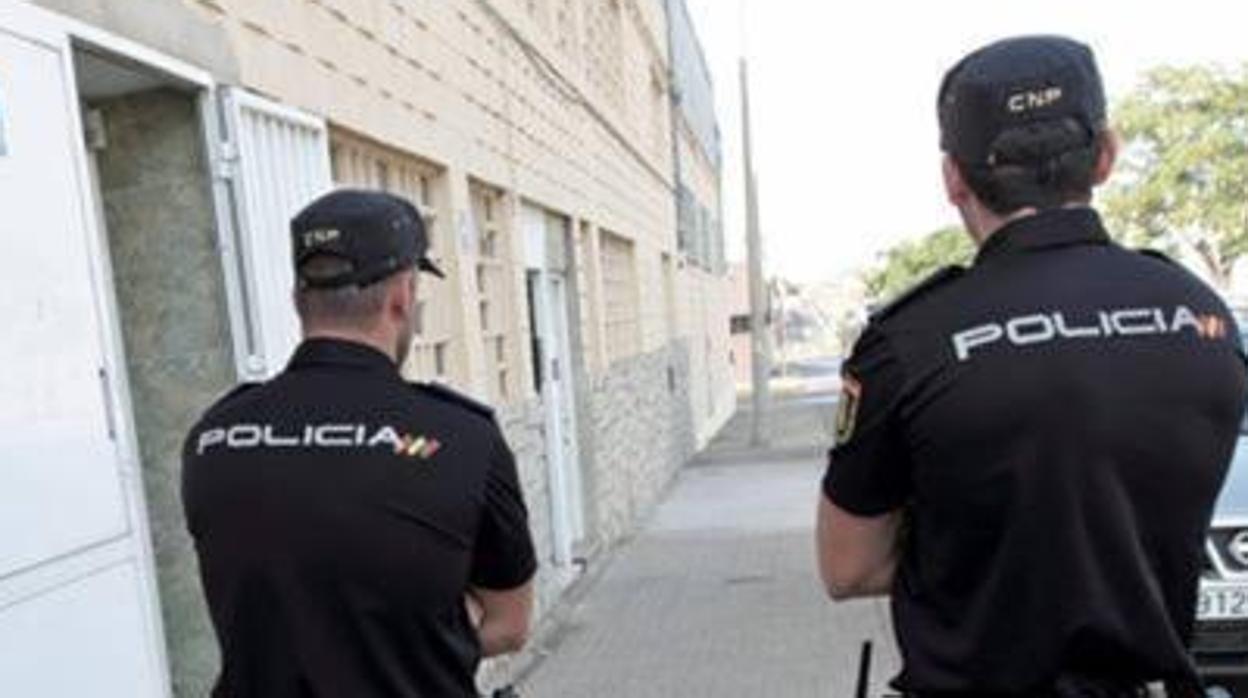 Imagen de archivo de dos agentes de la Policía Nacional en Valencia