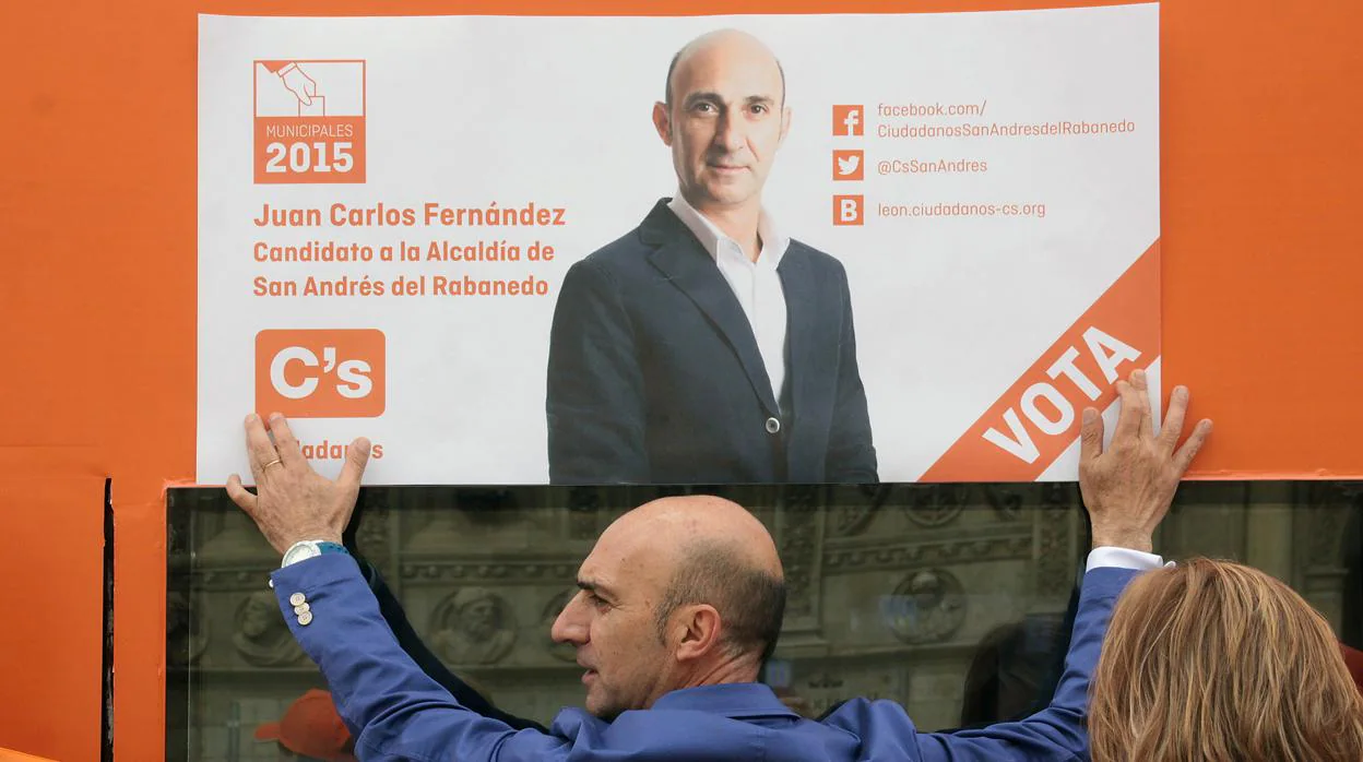 Juan Carlos Fernández coloca un cartel en la pasada campaña electoral