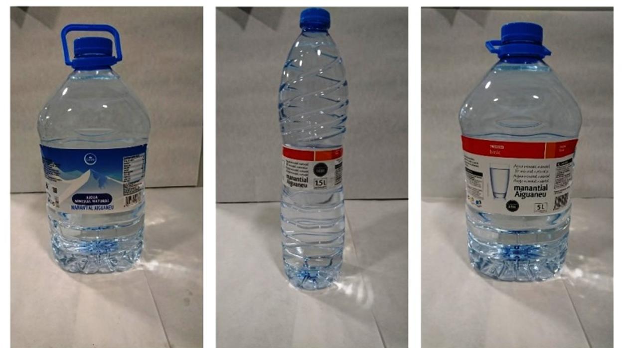 En la imagen, las botellas afectadas por la investigación