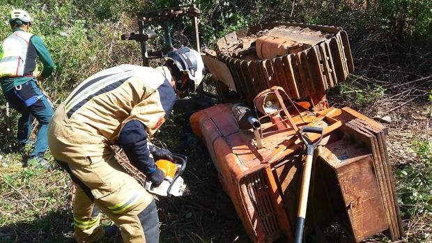 El cuerpo sin vida quedó atrapado bajo el tractor