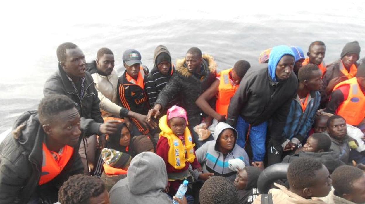 Salvamento Marítimo rescata una patera en el Mediterráneo con varios menores, el pasado lunes 16 de julio