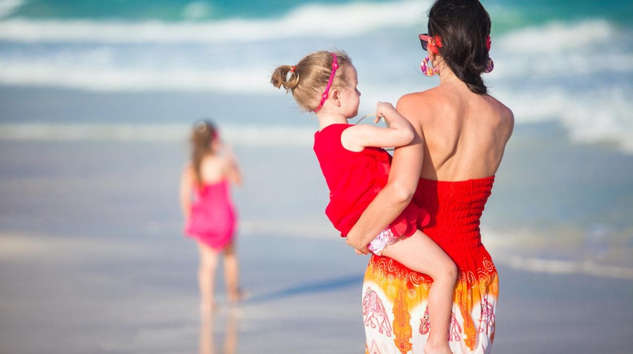 Los podólogos recomiendan caminar por la playa descalzos desde niños, para evitar lesiones