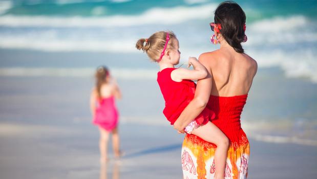 Los podólogos recomiendan: andar descalzo por la playa evita lesiones en los niños