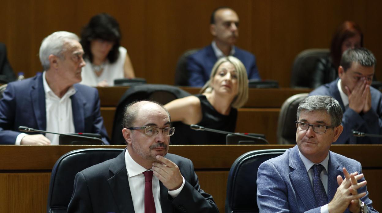 Escaños del grupo socialista en las Cortes de Aragón. En primera fila, el presidente Lambán