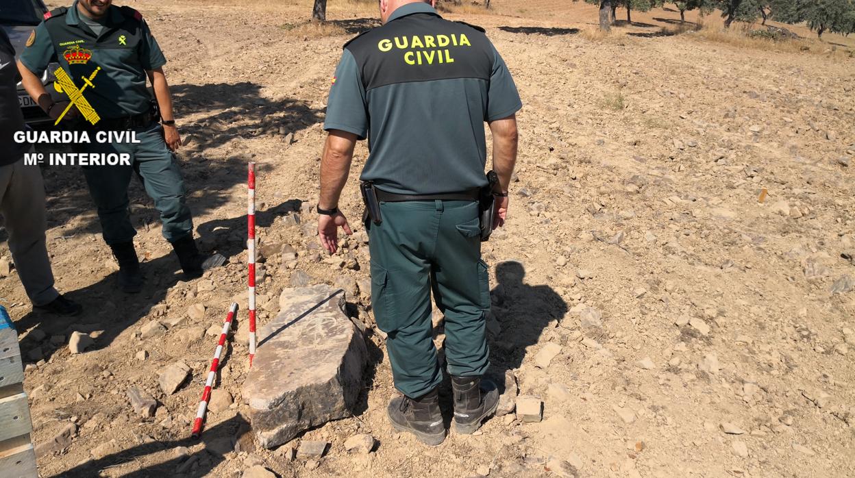 Agentes de la Guardia Civil hayan una estela de guerrero