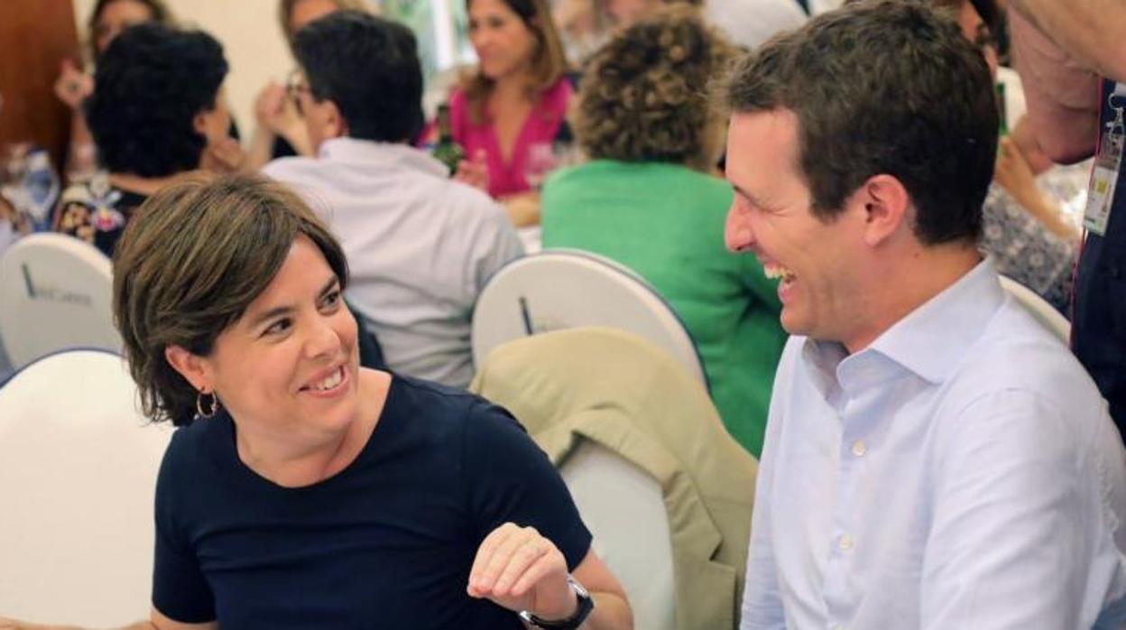 Soraya Sánez de Santamaría y Pablo Casado durante una cena del Grupo Popular celebrada hace unas semanas