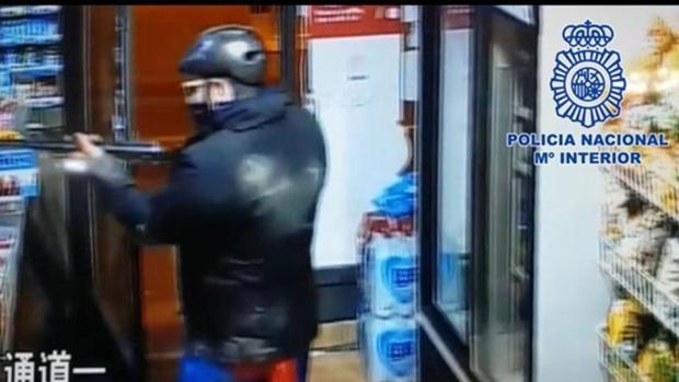 Detenido el «Superman» de Murcia por atracar dos tiendas con disfraz y armado con una escopeta