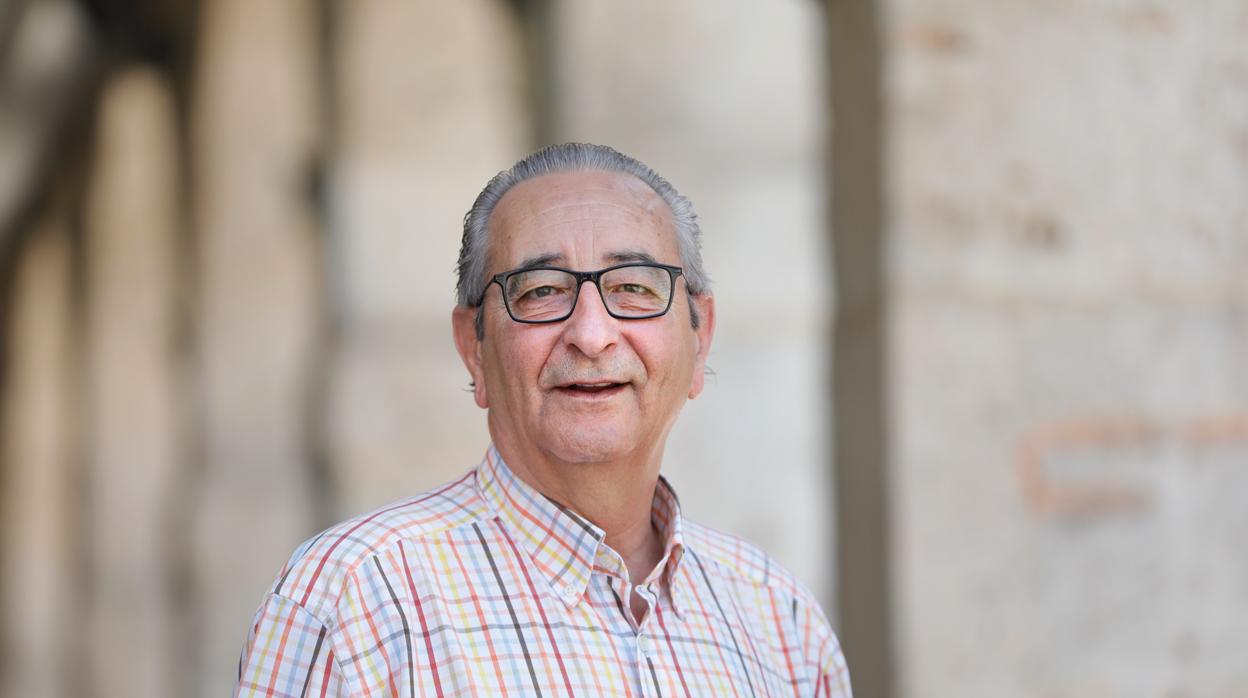 Marco Antonio Méndez sonriendo en una céntrica plaza de la capital vallisoletana