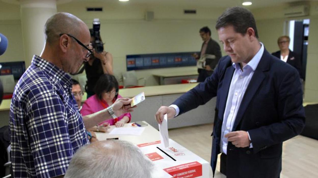 Emiliano García-Page votando en las últimas primarias del PSOE, donde se eligió a Pedro Sánchez como líder nacional del partido