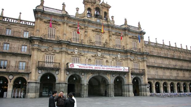 Los bomberos desalojan el Ayuntamiento de Salamanca