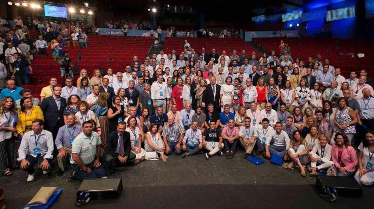 Cospedal, en la imagen con los compromisarios del PP de Castilla-La Mancha en el Congreso