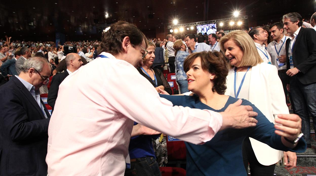 Mañueco saluda a Santamaría durante el Congreso